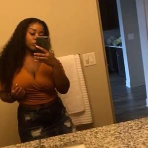 Meet your Posher, Mona